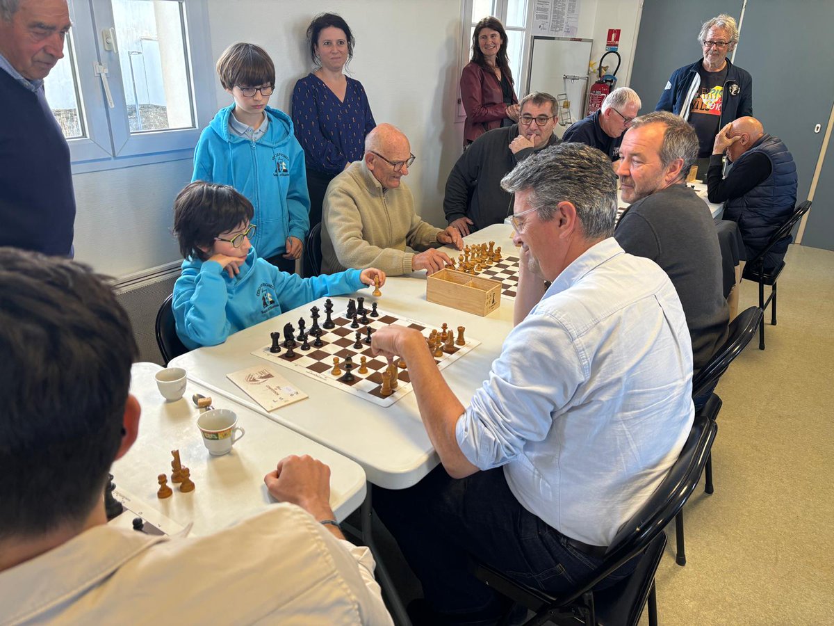 Le dynamisme de nos associations rayonne au-delà de notre territoire ! La Ville est fière de compter parmi sa jeunesse trois espoirs du Cercle d’échecs des Sables, qualifiés pour les Championnats de France à Vichy, du 27 avril au 4 mai
Kateb, Ethan, Rémi : BRAVO