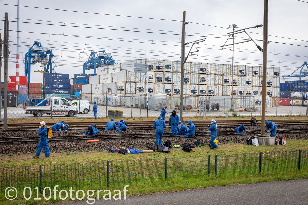 Spoorlijn naar Rotterdamse haven geblokkeerd door actievoerders