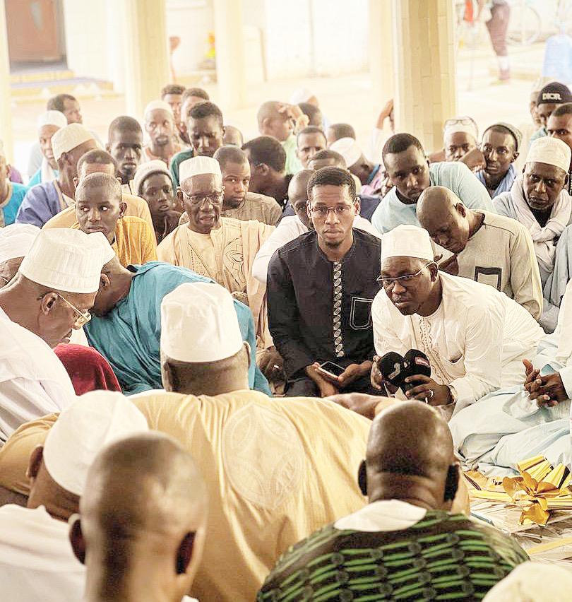 Senelecofficiel's tweet photo. Une délégation dirigée par le Délégué Régional Sud, Cheikh Ahmad Tidjani Kébé, accompagné du chef de service distribution, Malick Fall, du chef d’unité maintenance travaux et dépannage, Malang Diémé ainsi que d’autres techniciens a été reçue par le khalife de Gounass.
#Daaka https://t.co/RcRv7um1Gn