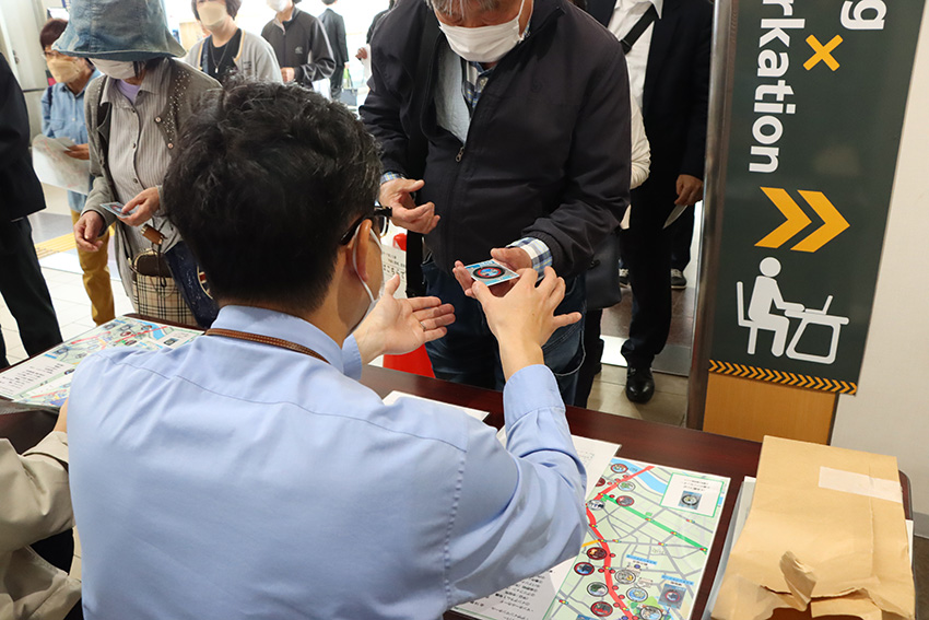 pat_tsuchiura's tweet image. //
🗣️全国のマンホーラーのみなさん✨
\\
いよいよ #マンホールカード 第25弾「内海と黒崎」デザインの配布をスタートしました🎉
#JR土浦駅 改札口から徒歩30秒の #土浦市観光案内所 で午前10時から配布しています!
さらに「重ね捺し #スタンプラリー」も実施🌟
GWはぜひ #土浦市 へ♪