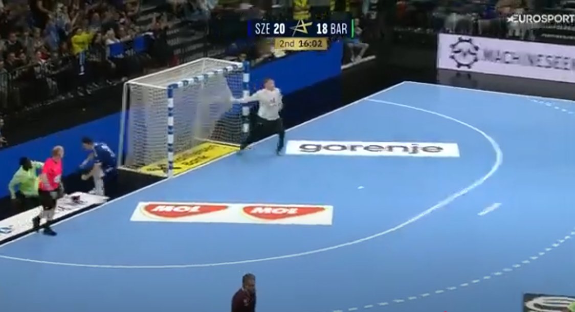 MDR hier Lazar Kukic a cru que c'était une bonne idée de chauffer notre Dika national !

Bad idea : après son joli kung fu (un peu trop célébré), Szeged s'est pris un 9-3 par le Barca en 14 minutes (dont 4 buts de Dika) ! Fallait pas le chauffer !