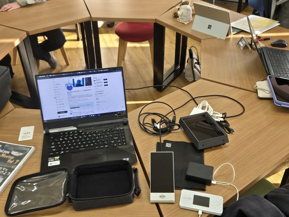 jun_mh4g's tweet image. #XR研究部会 第2回目にお邪魔しました(&apos;ω&apos;)
iOSのアプリエンジニアの方がVisionOSアプリの突発LTをしてくれたりで良かったです(視界内の広告を差し替えるアプリの話だったので .@segur_vita さんの色調なじませシェーダ共有しといた)
ワイは作りかけLooking Glassアプリで自分のむし歯の立体見せてた