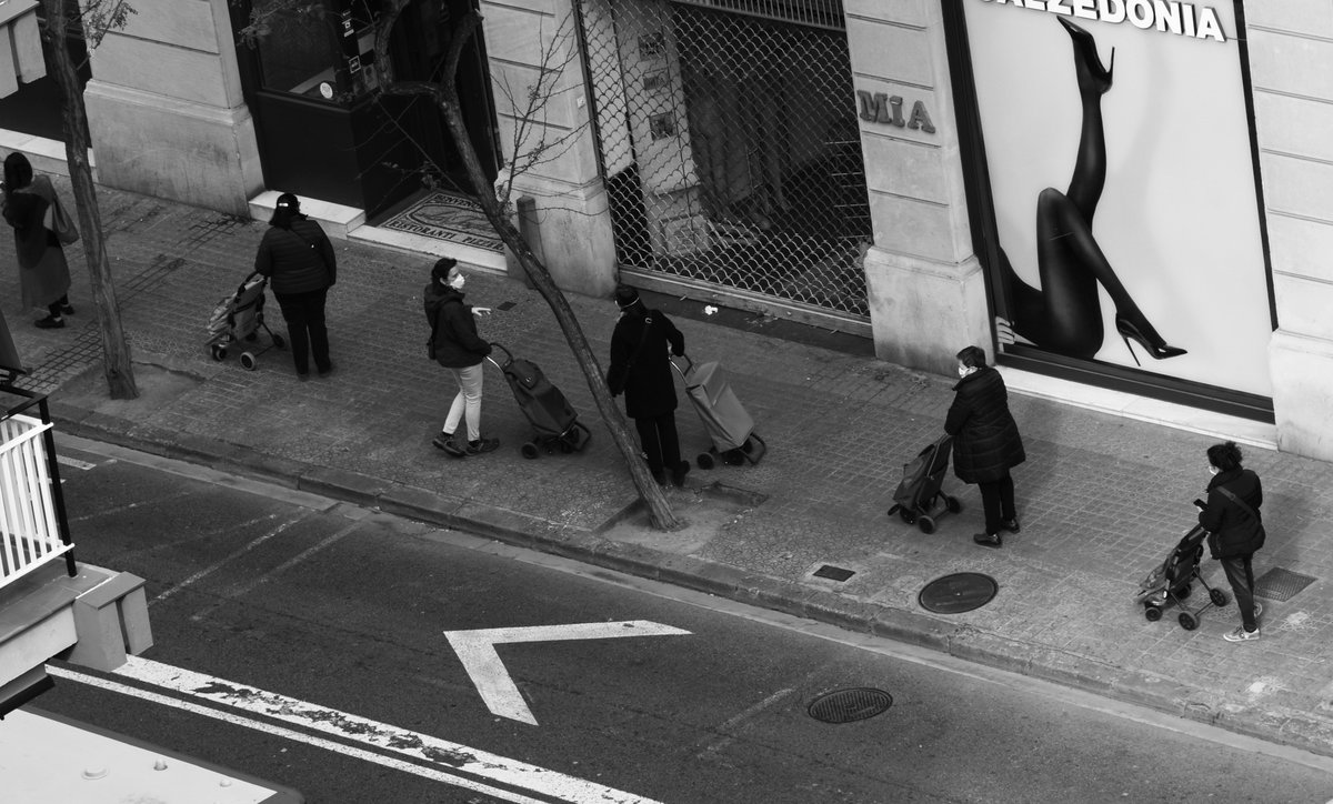 Foto del día: © Bonaventura Durall-Aulet / <a href="/venturadurall/">Bonaventura Durall</a> 

Comercio esencial. Solamente las tiendas de servicios esenciales pueden abrir. Largas colas se forman en todas las calles. Distancia social, nuevo concepto en nuestras vidas. Barcelona, 09/04/2020