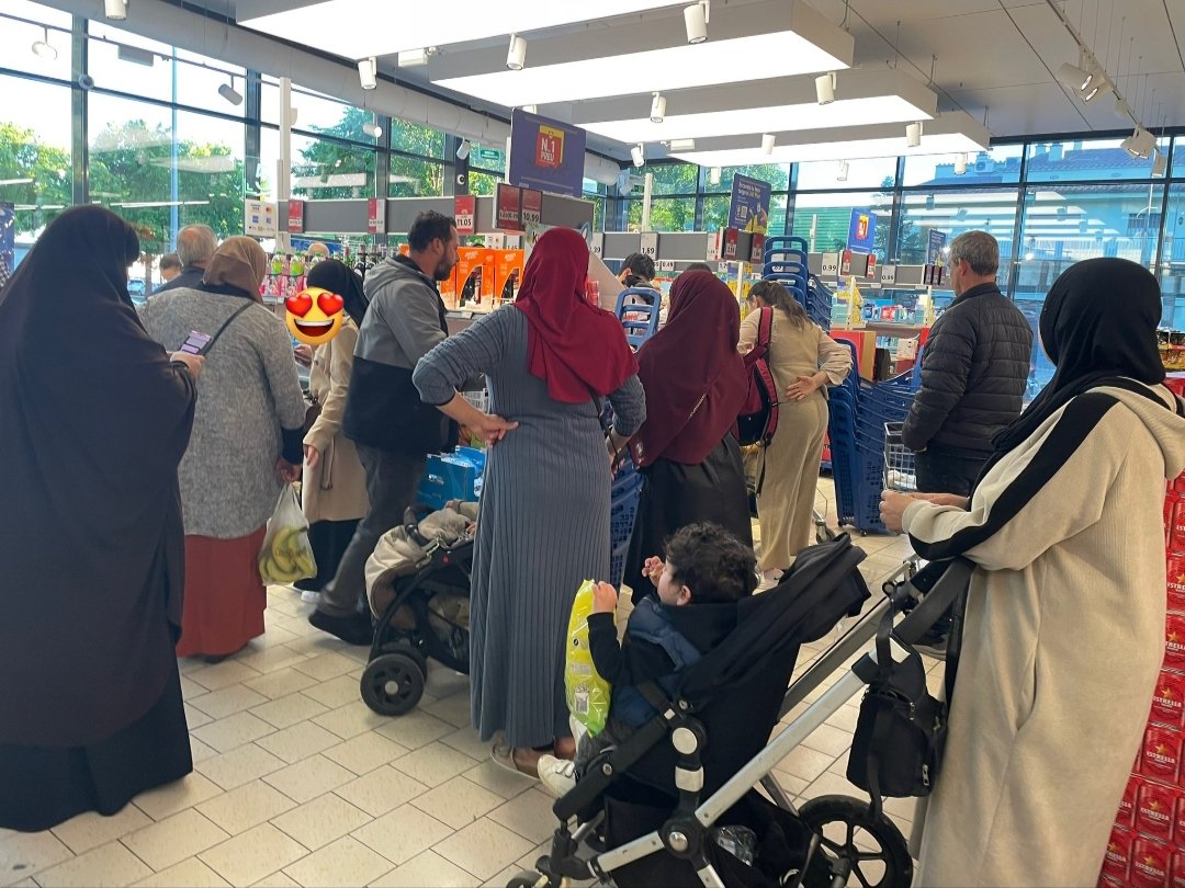 ¡Vaya cola en el Mercadona! Parece festivo, ¿nadie trabaja hoy?