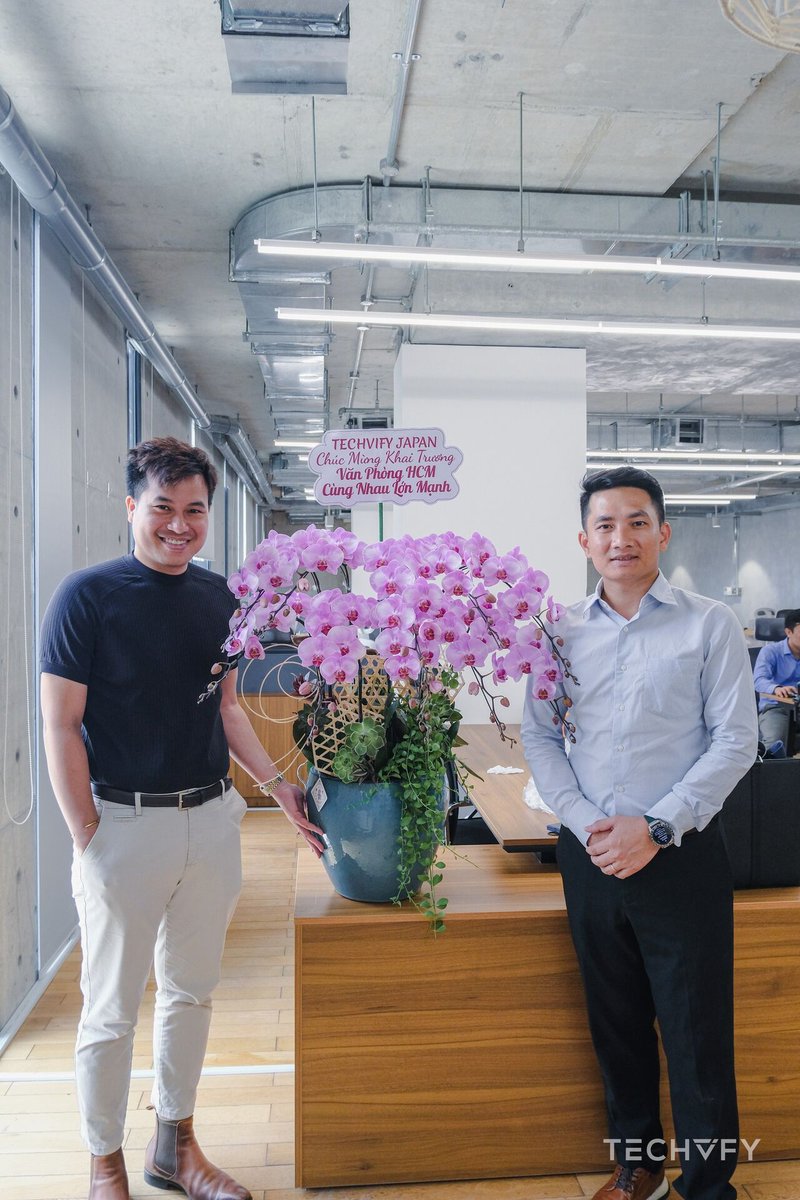 Techvify_Japan's tweet image. 📍ホーチミン市に新オフィスを開設いたしました。皆さまにいち早くご紹介できることを大変嬉しく思います。

南部地域のコミュニティとの距離がさらに近くなり、TECHVIFYを前進させるアイデアと人々がより自由に活躍できる場が広がりました。
#TECHVIFY #HoChiMinhCity #NewOffice #TechExpansion