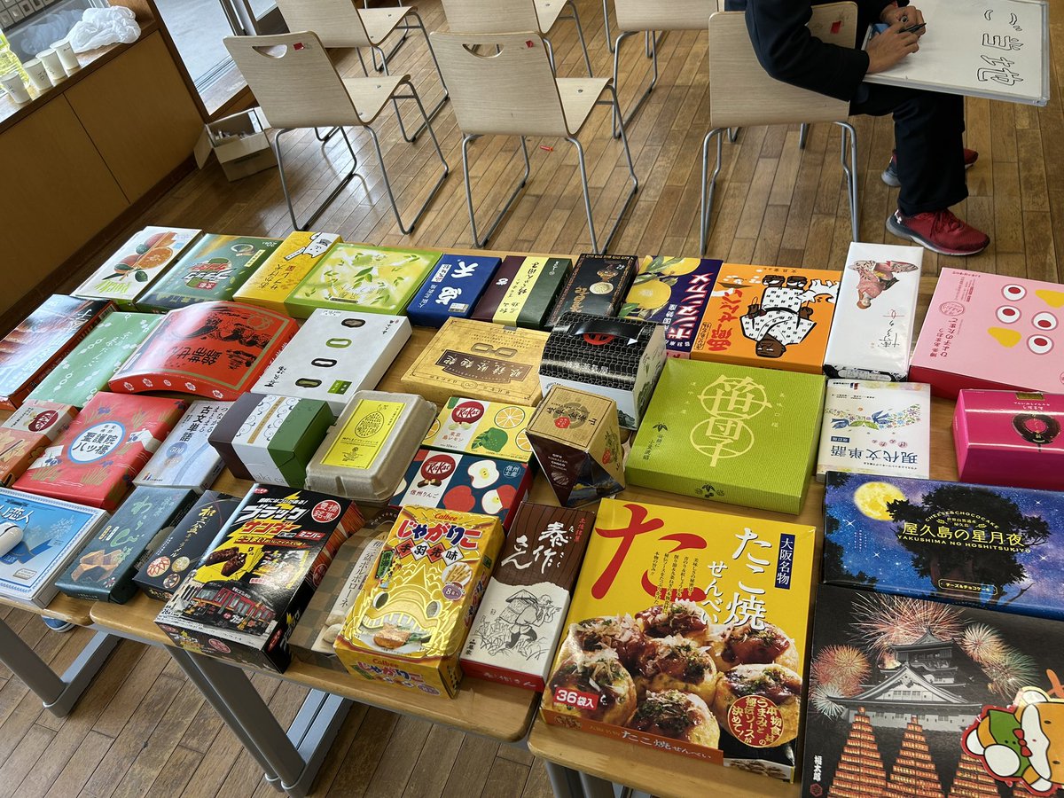 gotouchi_J1UT's tweet photo. 明日から聖光祭です
今年は例年のお土産展示・部誌に加え、クイズに正解したり、射的で的に当てた方には各地のお土産を配布します！
高校棟3階A組でお待ちしてます！！ https://t.co/2yBV2vzyC8