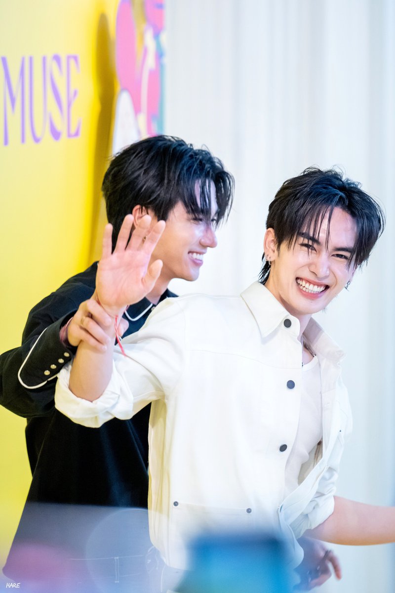 Hareshine's tweet photo. แงวตุวน้อยของพี่เพิร์ธนี่นา.. 🫳🏻🐱

PERTHSANTA AT COMMAAND
#CommaAndxPerthSanta
#CommaAndBeYourOwnMuse
#PerthTanapon #Santapp https://t.co/sWsHU1cG3N