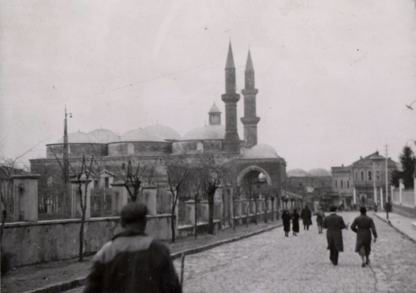 "Bir varmış... bir yokmuş..." diyerek, bu kez Eski Cami'nin yanı başına uzanıyoruz...

<a href="/SALT_Online/">Salt Online</a> arşivinden...