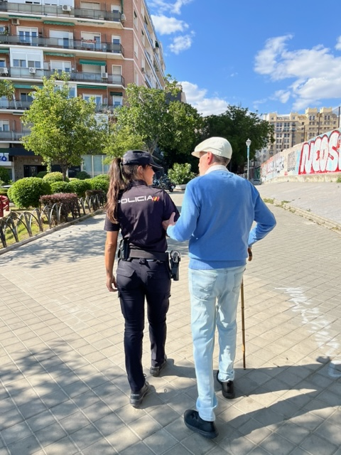 Nuestros #mayores son un ejemplo y un apoyo y a nosotros nos toca protegerlos💙 

Si tienes información de alguna situación en la que puedan estar en peligro, escríbenos por correo 📩protegealmayor@policia.es     

#ProtegeAlMayor 
#EstamosPorTi