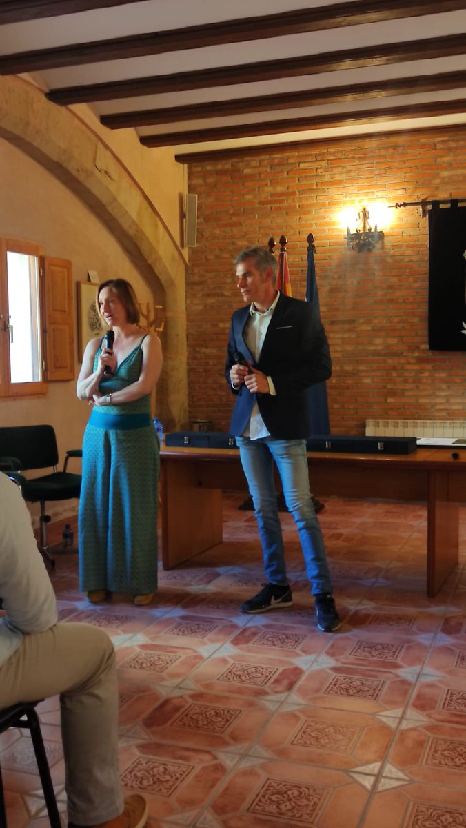 sgeologica's tweet photo. 🎉 Comienza el acto de Celebración de #20AñosGeolodía 🎉, presentado por @davinia_dmg e Iván Martín-Rojas (vocales de la SGE) 🎙️, con una calurosa bienvenida 💗 de nuestra presidenta @AnaRConstan y de @brusi_david, presidente de la @aepect. https://t.co/5wNFNojWVs