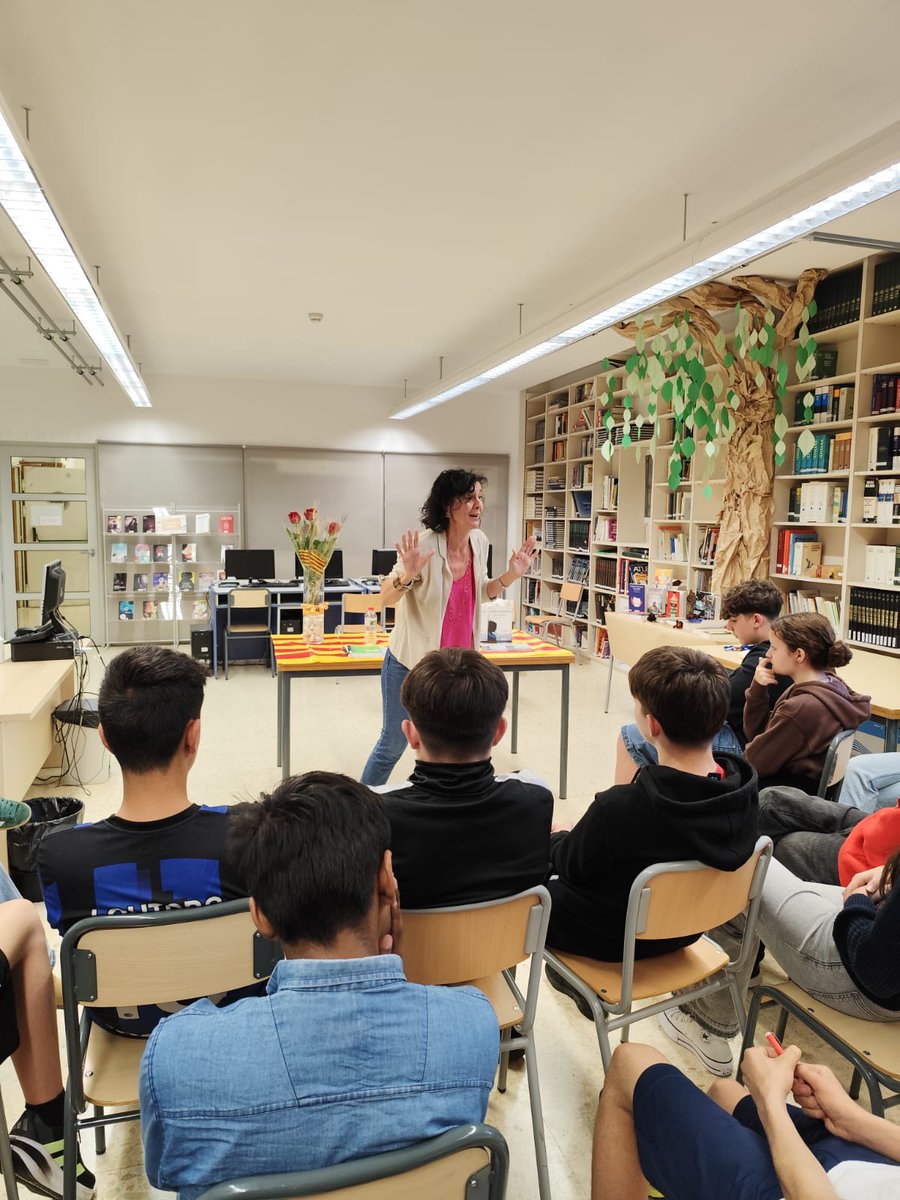 Quina millor manera d'acabar la setmana de Sant Jordi que amb la visita de l'autora Laura Casanovas Borrell🌹. 
Ens ha parlat del seu llibre, Un estiu a la fi del món, lectura de 3r d'ESO, i de la seva passió per l'escriptura. Com sempre, tot un plaer!! 📚🌹