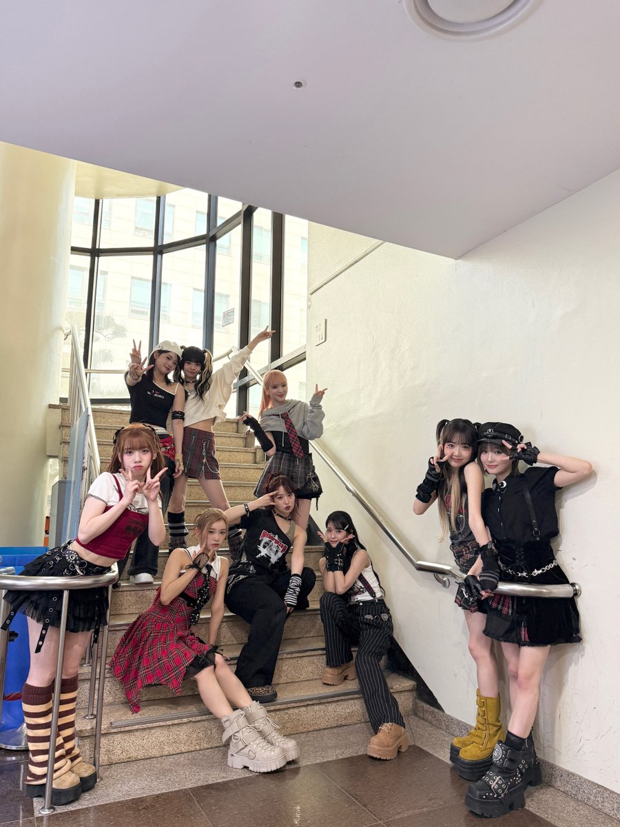 official__ME_I_'s tweet photo. 🫧 : #今日のミーアイ

20250425
@ KBS2「Music Bank」
┈┈┈┈┈┈┈┈┈┈┈┈┈┈┈
ME:I 3RD SINGLE "𝓜𝑼𝑺𝑬"
2025.04.16 Release

"𝓜𝑼𝑺𝑬" Digital Release
🎧 https://t.co/Oh3bXsshca

'𝓜𝑼𝑺𝑬' Official MV
🐾 https://t.co/UTCGjt7Jt8

𝟐𝟎𝟐𝟓 𝐌𝐄:𝐈 𝟏𝐒𝐓 𝐀𝐑𝐄𝐍𝐀 𝐋𝐈𝐕𝐄 𝐓𝐎𝐔𝐑
"#𝐓𝐇𝐈𝐒_𝐈𝐒_𝐌𝐄_𝐈"
🔗 https://t.co/UPplaLYrpq

#오늘의미아이 
#MusicBank
#ME_I #ミーアイ #미아이