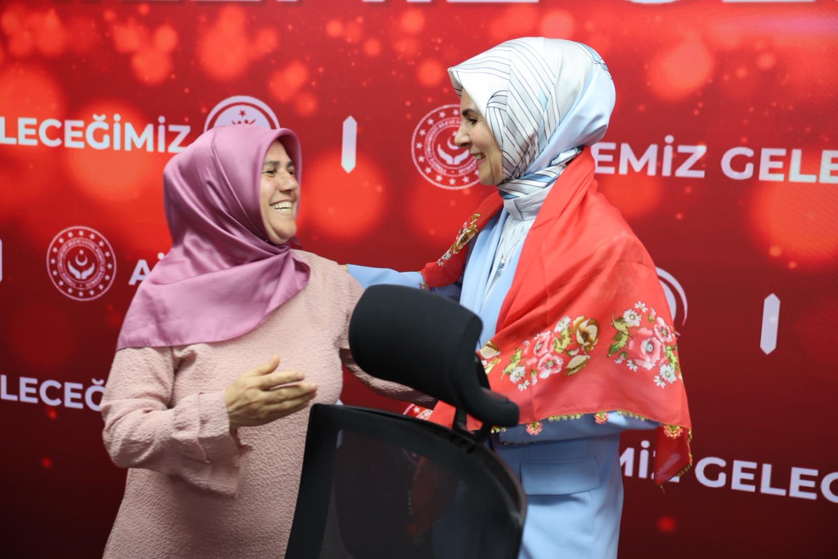 MahinurOzdemir's tweet photo. Otizmli ailelerimize bireysel danışmanlık hizmetini başlattığımız pilot illerimizden olan Afyonkarahisar’dan gelen otizmli evlatlarımız ve aileleriyle Bakanlığımızda buluştuk.

Yakın zamanda 16 ilde daha hayata geçireceğimiz bu uygulamaya dair memnuniyetlerini dile getiren ailelerimizin desteği bizler için çok kıymetliydi. Çocuklarından bahsederken gözleri gururla ışıldayan ebeveynlerimiz ve güzel gülüşlü evlatlarımızın hayatını kolaylaştırmak için özel gereksinimli bireylerimizi her alanda desteklemeye devam edeceğiz.

Bu anlamlı buluşmaya vesile olan Ulusal Otizm Konfederasyonu Genel Başkanı Sayın Fatma Kilci Kavas’a teşekkür ederim.