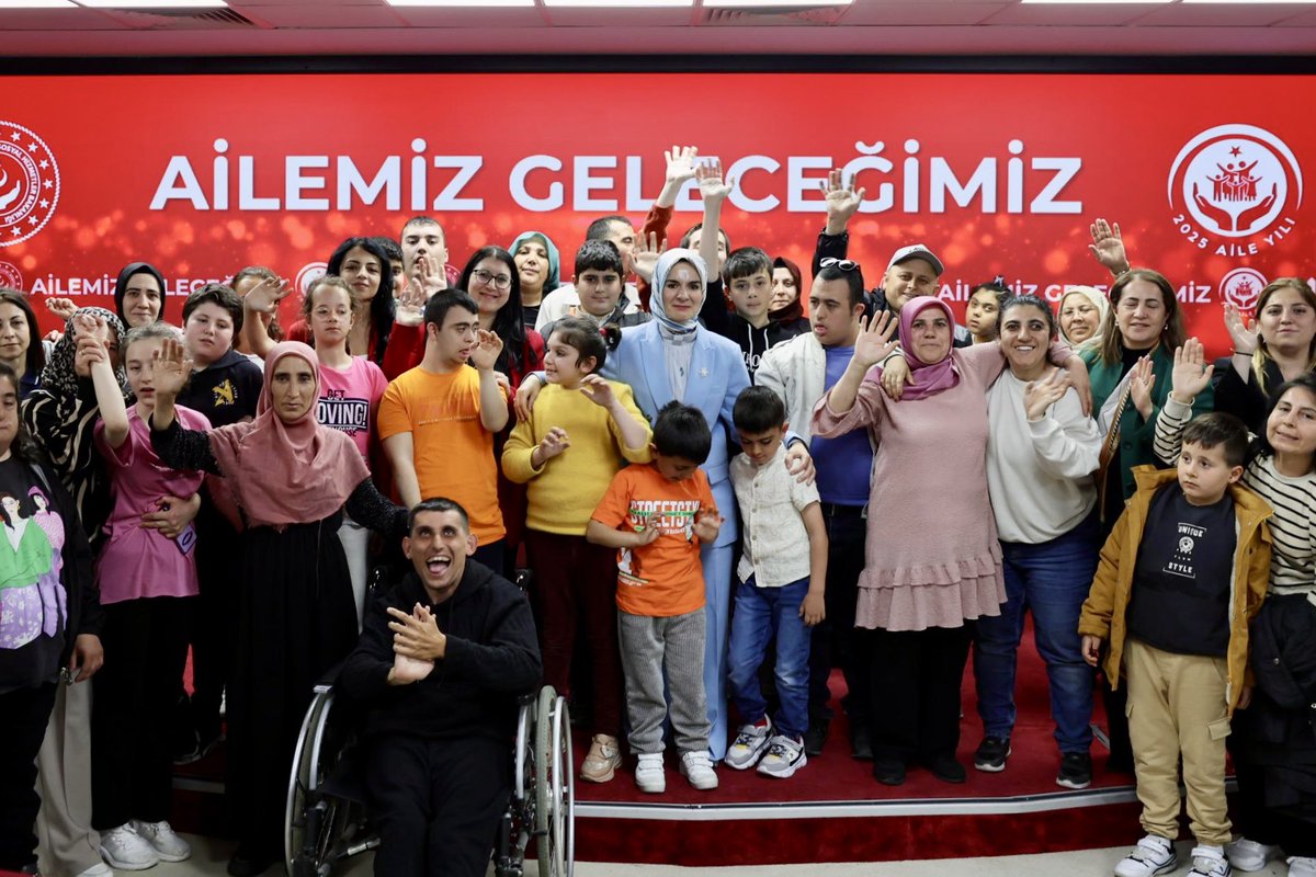 Otizmli ailelerimize bireysel danışmanlık hizmetini başlattığımız pilot illerimizden olan Afyonkarahisar’dan gelen otizmli evlatlarımız ve aileleriyle Bakanlığımızda buluştuk.

Yakın zamanda 16 ilde daha hayata geçireceğimiz bu uygulamaya dair memnuniyetlerini dile getiren