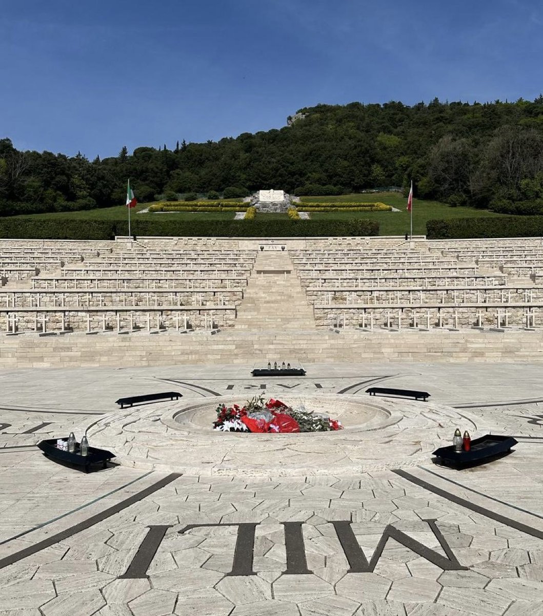 #25aprile 
Auguri all’Italia! 🇮🇹

Nel giorno della Festa della Liberazione vi siamo particolarmente vicini. 

I soldati polacchi🇵🇱 hanno combattuto insieme a voi e agli alleati per la “vostra e nostra libertà”.

Viva l’Italia, viva l’amicizia🇮🇹🇵🇱