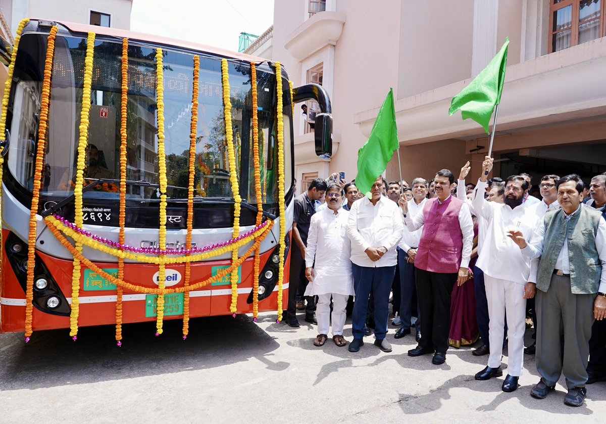 CMOMaharashtra's tweet image. मुख्यमंत्री देवेंद्र फडणवीस यांनी बेस्टच्या इलेक्ट्रिक एसी बस सेवेचे हिरवा झेंडा दाखवून लोकार्पण केले. यावेळी मुख्यमंत्री फडणवीस यांनी बसचे तिकीट खरेदी करून बस सेवेचा शुभारंभ केला. याप्रसंगी उपमुख्यमंत्री एकनाथ शिंदे, मंत्री ॲड. आशिष शेलार आणि मंत्री मंगलप्रभात लोढा उपस्थित होते.…