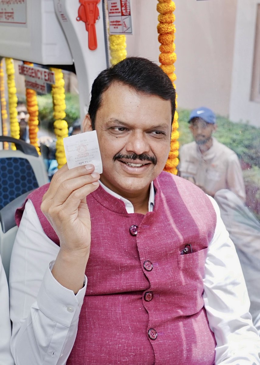 CMOMaharashtra's tweet image. मुख्यमंत्री देवेंद्र फडणवीस यांनी बेस्टच्या इलेक्ट्रिक एसी बस सेवेचे हिरवा झेंडा दाखवून लोकार्पण केले. यावेळी मुख्यमंत्री फडणवीस यांनी बसचे तिकीट खरेदी करून बस सेवेचा शुभारंभ केला. याप्रसंगी उपमुख्यमंत्री एकनाथ शिंदे, मंत्री ॲड. आशिष शेलार आणि मंत्री मंगलप्रभात लोढा उपस्थित होते.…