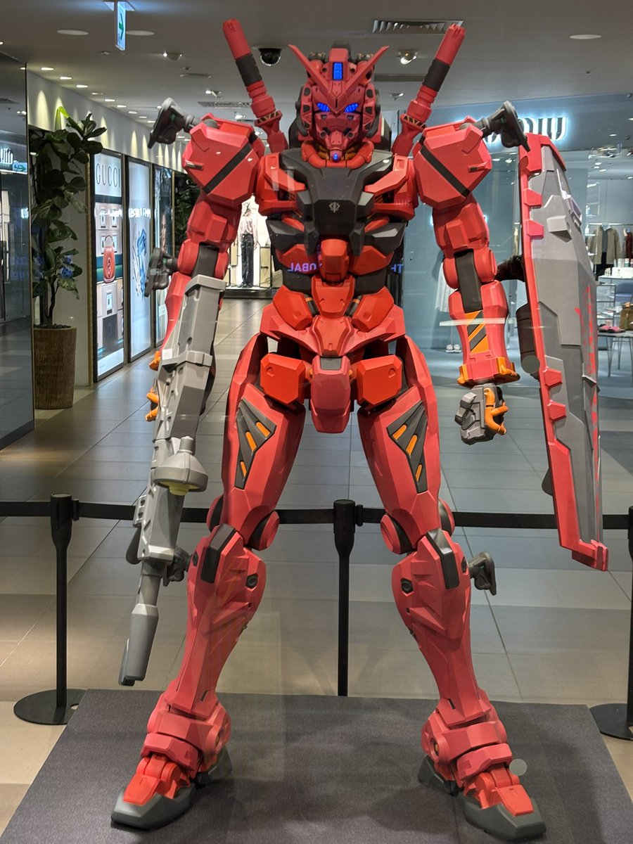 juridget's tweet photo. 全然人集まってないから撮り放題、とガンダムが言っている https://t.co/Wv5VYQuOGs