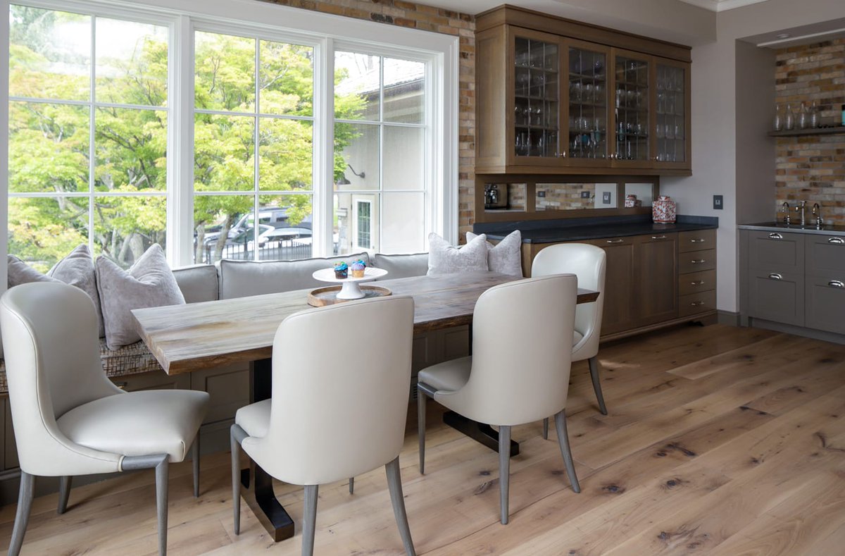 A masterclass in functional elegance—this kitchen and bar design by NYC's Betty Wasserman blends spatial clarity with artful detail. 

From the expansive island to the tailored bar just beyond, it’s crafted for seamless entertaining and everyday ease. 

bit.ly/2mWgJtB