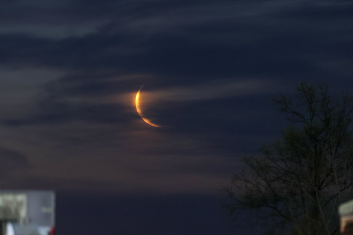 danbutler_55's tweet photo. Crescent #moon starting to rise through low clouds #SmileyMoon Berlin CT @bobmaxon @gilsimmons https://t.co/6C5zTLd9Yu