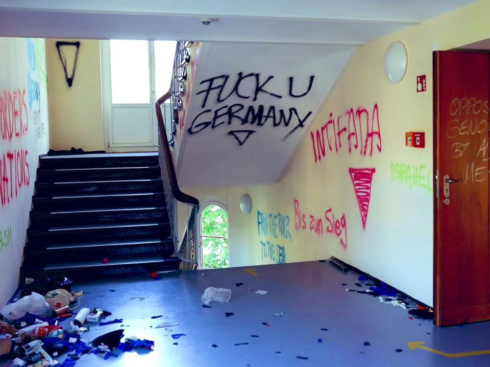 ISefati's tweet photo. Die Kinder, die gestern mit antisemitischer Propaganda gefüttert wurden, werden morgen unsere Richter, Polizisten und Lehrer sein – bewaffnet mit Macht, aber verblendet vom Hass!

Es sind die Kinder von gestern, die heute auf deutschen Straßen judenfeindliche Parolen rufen. Und es sind genau diese Jugendlichen, die morgen unsere Richter, Polizisten, Politiker, Lehrer oder Pflegekräfte sein werden. Eine Realität, die uns alle angeht – und die uns in den kommenden Jahren noch schwer beschäftigen wird.

Viele, die bereits in den 1980er-Jahren vor dem wachsenden Einfluss islamistischer Regime wie dem Iran oder Katar gewarnt haben, wurden damals nicht gehört. Ihre Hinweise, dass autoritäre Regime gezielt in Moscheen und Vereine investierten, um antisemitische Ideologien zu verbreiten, wurden von einem Großteil der deutschen Öffentlichkeit ignoriert oder als übertrieben abgetan. Kritiker galten schnell als islamfeindlich oder gar rassistisch.

Auch als der türkische Präsident Recep Tayyip Erdoğan begann, in Deutschland Moscheen zu errichten – nicht als Orte der freien Religionsausübung, sondern als politische Institutionen zur Verbreitung seiner Ideologie –, wollten viele die Gefahr nicht sehen. Vereine, Intellektuelle und Menschenrechtsgruppen verteidigten das Recht auf Religionsfreiheit, ohne die politischen Absichten dahinter ausreichend zu hinterfragen.

Heute stehen wir vor den Konsequenzen. Der Antisemitismus, der sich zunehmend auf unseren Straßen, in Schulen, Universitäten und sozialen Medien zeigt, ist kein Importproblem allein. Es ist ein hausgemachtes Versagen – über Jahrzehnte hinweg. Der moderne Antisemitismus hat viele Gesichter: Er kommt nicht nur aus der arabischen Community, sondern längst auch aus der Mitte der Gesellschaft. Er ist deutsch, er ist gebildet, er ist laut und unverschämt. Er ist tief verankert in Verschwörungstheorien, in antikapitalistischen Narrativen – oft aus dem linken Spektrum –, in denen „der Jude“ zum Symbol für das verhasste globale Finanzsystem stilisiert wird.

Die Saat, die Politik und Gesellschaft vor zwanzig Jahren gelegt haben – oft gut gemeint, selten gut gemacht –, trägt nun Früchte. Doch was da wächst, ist bitter. Wer heute den Antisemitismus nur in migrantischen Milieus sucht, macht es sich zu einfach. Wer aber seine Augen ganz davor verschließt, macht es noch schlimmer.

Denn es geht nicht nur um Israel. Es geht nicht nur um die jüdische Gemeinde in Deutschland. Es geht um uns alle: um unser demokratisches Zusammenleben, um die wirtschaftliche und soziale Stabilität, die dieses Land jahrzehntelang geprägt hat. Der Hass auf Juden ist nie ein isoliertes Phänomen. Er ist immer auch ein Angriff auf die offene Gesellschaft – und ein Brandbeschleuniger für das, was man einmal Frieden nannte.

Wenn wir es jetzt nicht schaffen, diesen Hass entschieden zu bekämpfen – politisch, gesellschaftlich, medial und vor allem in der Bildung – dann werden wir in den kommenden Jahren ein Problem erleben, das weit über antisemitische Parolen hinausgeht. Dann wird der demokratische Obstbaum, den wir so stolz gepflanzt haben, keine Früchte der Freiheit mehr tragen, sondern Dornen der Verachtung und des Fanatismus.

Es ist höchste Zeit, zu handeln. Für die Demokratie. Für die Freiheit. Für uns alle.