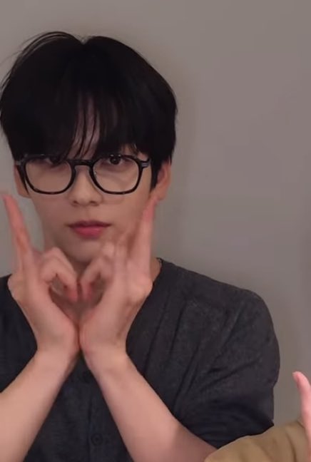음침하고스산한
그런안경남
안경남의공허한눈빛은
마음속을당최알아보기도전에
오금을저리게하는능력을타고나여
수많은여성들의눈물을불렀다는
미지의야릇불가사의