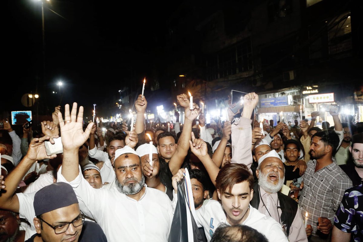 Vitastapublish's tweet photo. Amidst the grief, amidst the anger, amidst the noise and hatred that threatens to divide—our spirit as Indians endures. At #JamaMasjid Chowk, voices rose not in rage, but in resolve. We are not untouched by pain. But we are unbroken by it.
#OneNationOneFamily #Pahalgam #Indian https://t.co/WNb8aTiOCC