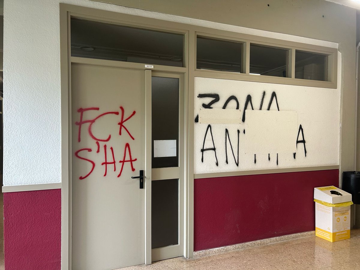 ‼️Así está el aula donde vamos a realizar nuestro acto de hoy en la UAB. Nos vemos en un rato.

Este es el único uso que los energúmenos dan de los espacios públicos de la universidad. 

No estudian ni van a clase, pero las ensucian con sus emblemas ridículos.