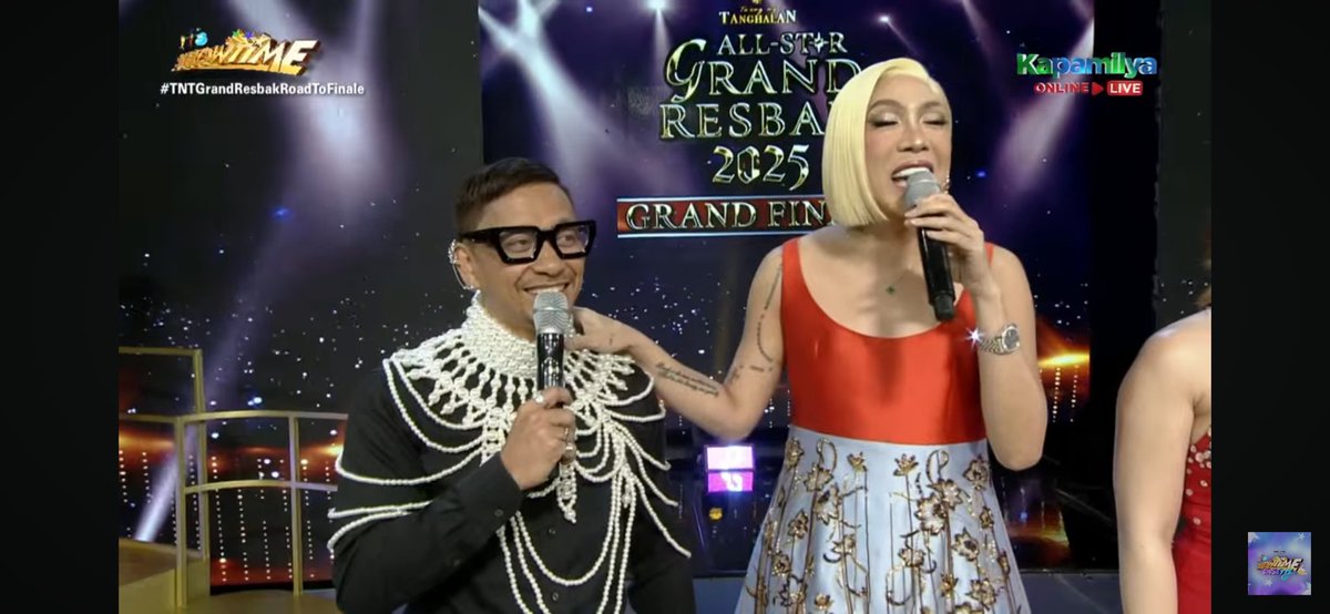 marty020291's tweet image. Bakit naman kasi hindi muna inuna ang pagpapagamot at pinili nalang suotin ang nabagsak na Chandelier Kuya Jhong? hahahaahahaha

Congrats Marko &amp;amp; Ian! SOAFER GALING

#TNTGrandResbackRoadToFinale 
#ItsShowtimeNa