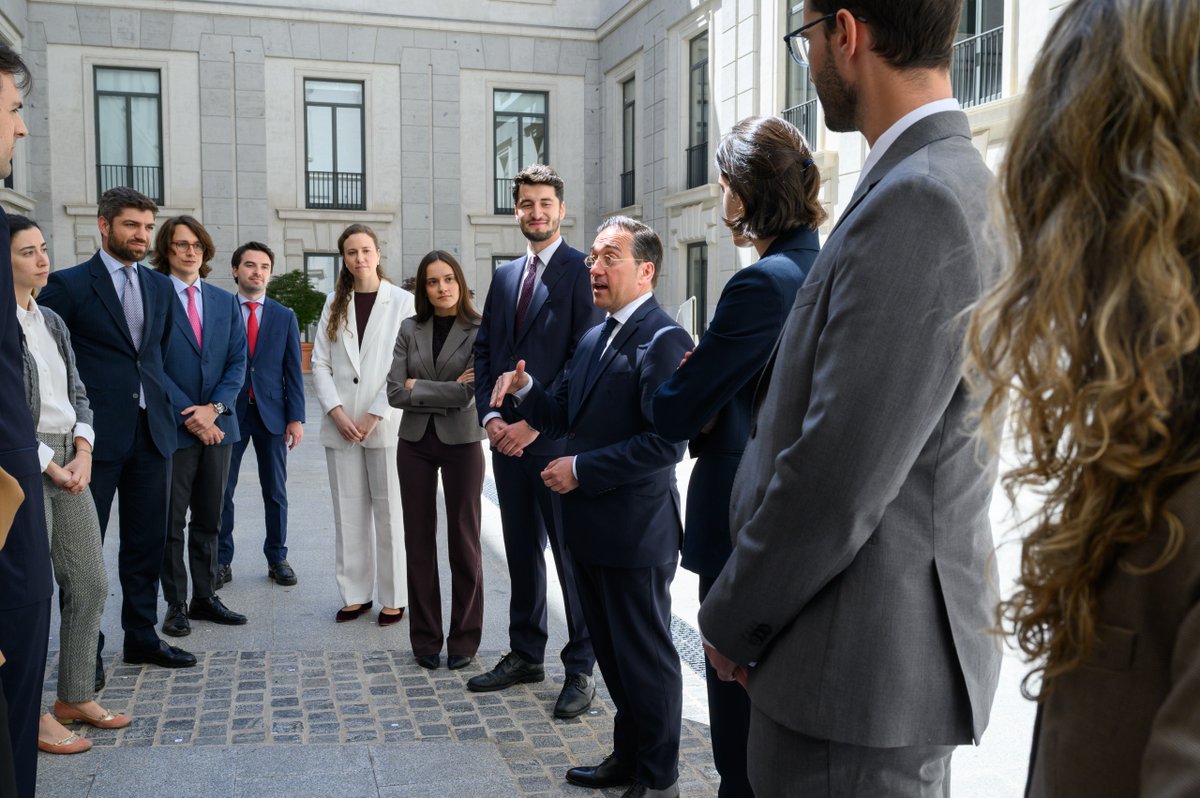 MAECgob's tweet photo. Esta semana hemos dado la bienvenida a una nueva promoción de diplomáticos y diplomáticas que se suman al @MAECgob.

Su vocación, compromiso y preparación fortalecerán nuestra presencia en el mundo y el servicio a nuestra ciudadanía.

¡Bienvenidos al servicio exterior! https://t.co/JgJQ26LpR4