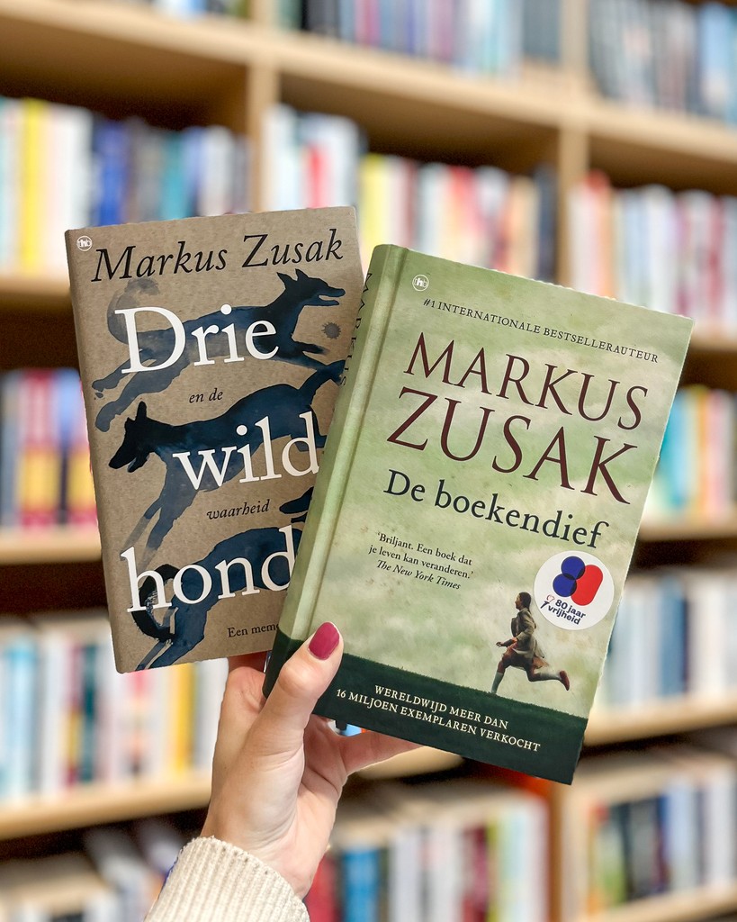 Ben jij fan van 𝘿𝙚 𝙗𝙤𝙚𝙠𝙚𝙣𝙙𝙞𝙚𝙛 van Markus Zusak? Lees dan ook eens zijn nieuwste boek 𝘿𝙧𝙞𝙚 𝙬𝙞𝙡𝙙𝙚 𝙝𝙤𝙣𝙙𝙚𝙣. Ook in dit boek laat Zusak zien hoe krachtig taal kan zijn. Rauw, poëtisch en onverwacht ontroerend. 
thehouseofbooks.com/boek/3248/mark…
