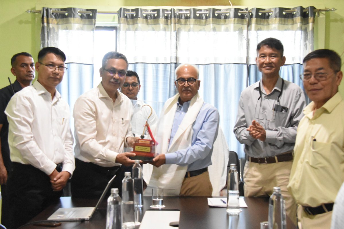 LokBhavManipur's tweet photo. He also chaired a meeting to review academic and administrative matters, emphasizing student welfare and institutional efficiency. 2/2
#GovernorManipur #EducationForAll #StudentWelfare #DMUniversity #InclusiveDevelopment https://t.co/dQIgJmHsU7