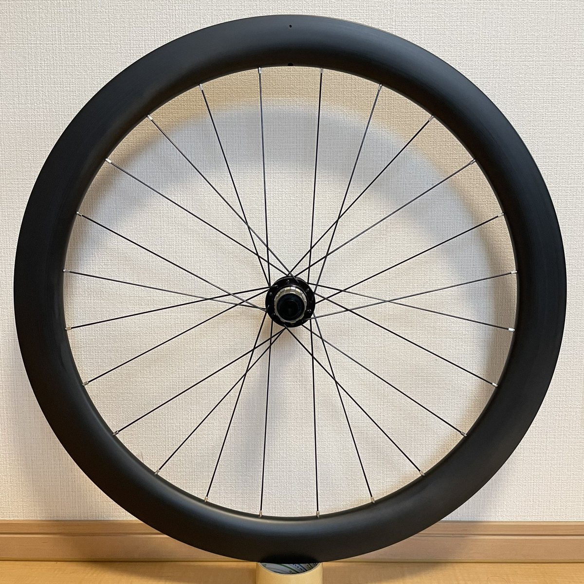 NTR_wheel's tweet photo. 今日も丹精込めてホイールをこしらえました。

5ペア御注文いただいている2ペア目のリアです。

「剛性が高い」という言葉だと分かりにくいですよね。言い方を変えると「頑丈な」ホイールです。

#NTRwheel
#wheelbuilding
#手組みホイール
#roadbike
#ロードバイク https://t.co/AH6bzeKrfd