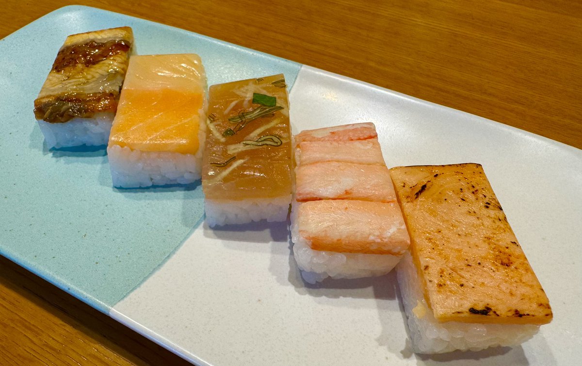 富山 ます寿司屋ヒロ助さんの
押し寿司🍣

一つ一つが宝石のようです✨