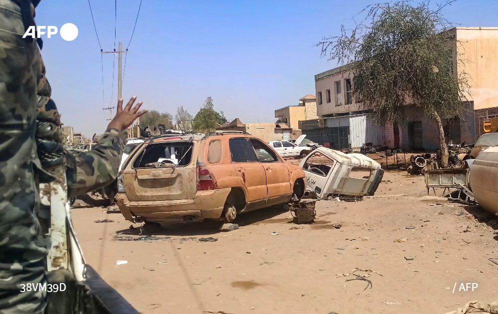 AFPar's tweet image. &quot;لا أحد يحكي سوانا&quot;

في مدينة الجنينة، أقصى غرب #السودان قرب الحدود مع تشاد، يتسلّق صحافيون سودانيون جبل عمير لالتقاط شبكات الاتصال التشادية لمراسلة وسائل الإعلام التي يعملون فيها بسبب انقطاع الاتصالات جراء الحرب.

u.afp.com/STUJ #فرانس_برس 

✍️ @LobnaMonieb