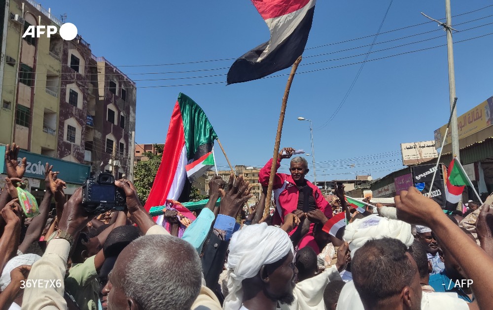 AFPar's tweet image. &quot;لا أحد يحكي سوانا&quot;

في مدينة الجنينة، أقصى غرب #السودان قرب الحدود مع تشاد، يتسلّق صحافيون سودانيون جبل عمير لالتقاط شبكات الاتصال التشادية لمراسلة وسائل الإعلام التي يعملون فيها بسبب انقطاع الاتصالات جراء الحرب.

u.afp.com/STUJ #فرانس_برس 

✍️ @LobnaMonieb