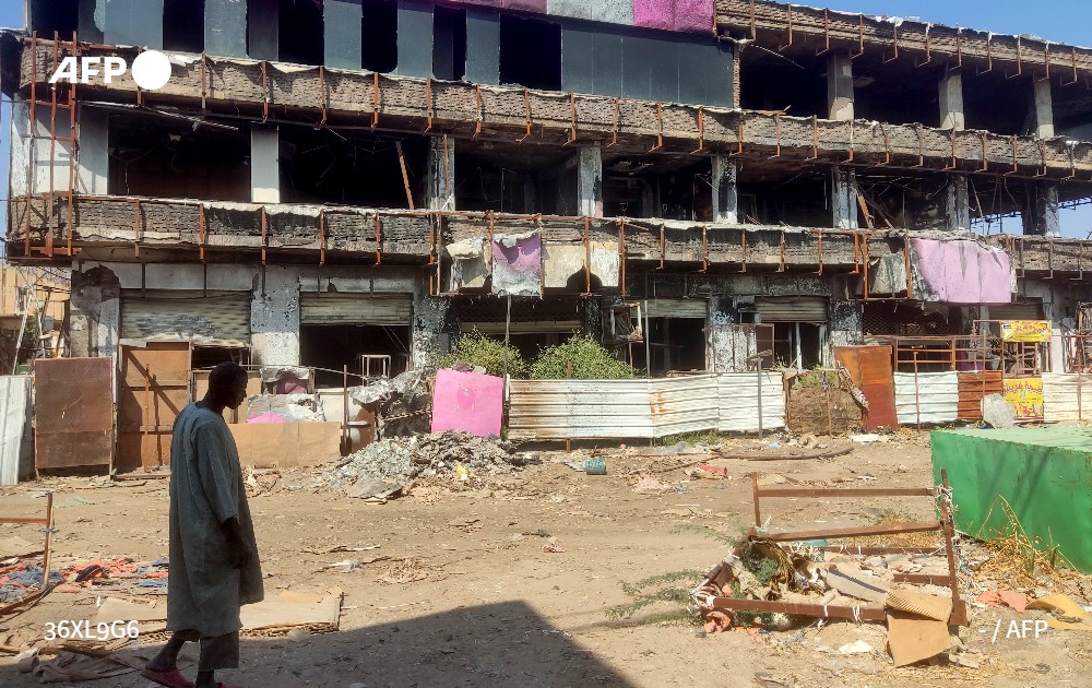 AFPar's tweet image. &quot;لا أحد يحكي سوانا&quot;

في مدينة الجنينة، أقصى غرب #السودان قرب الحدود مع تشاد، يتسلّق صحافيون سودانيون جبل عمير لالتقاط شبكات الاتصال التشادية لمراسلة وسائل الإعلام التي يعملون فيها بسبب انقطاع الاتصالات جراء الحرب.

u.afp.com/STUJ #فرانس_برس 

✍️ @LobnaMonieb