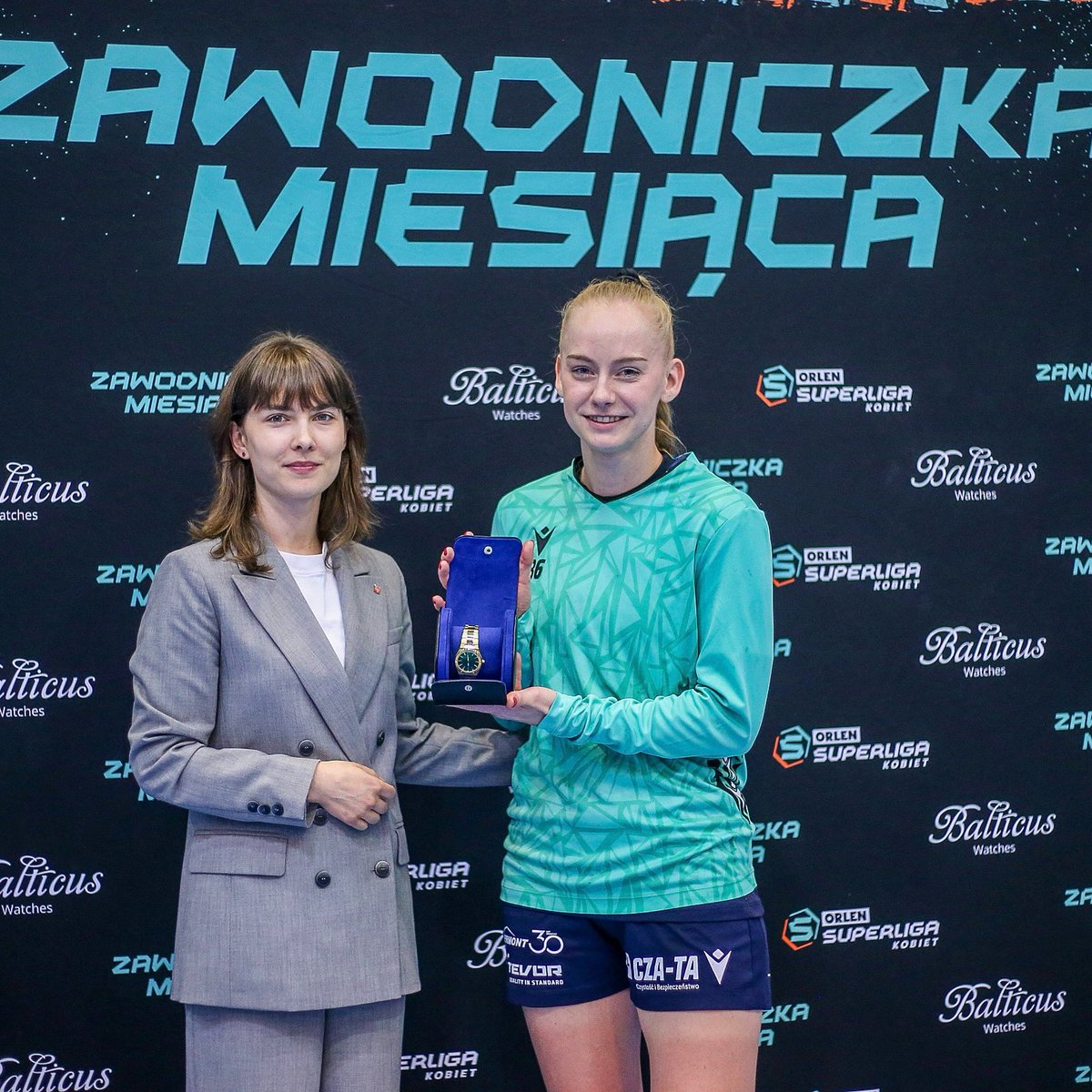 MKS Piotrcovia (@kspiotrcovia) on Twitter photo Zawodniczka Miesiąca Marca w ORLEN <a href="/SLkobiet/">ORLEN Superliga Kobiet</a> Lucyna Sobecka z zegarkiem⌚️od <a href="/BalticusW/">Balticus Watches</a> 😍
Nagrodę wręczyła Wiceprezydent Miasta Piotrków Trybunalski p. Katarzyna Pabich-Gaj.
<a href="/polsatsport/">Polsat Sport</a> <a href="/SportINTERIA/">Interia Sport</a> <a href="/przeglad/">Przegląd Sportowy</a> <a href="/handballpolska/">Handball Polska</a> Zawodniczka Miesiąca Marca w ORLEN <a href="/SLkobiet/">ORLEN Superliga Kobiet</a> Lucyna Sobecka z zegarkiem⌚️od <a href="/BalticusW/">Balticus Watches</a> 😍
Nagrodę wręczyła Wiceprezydent Miasta Piotrków Trybunalski p. Katarzyna Pabich-Gaj.
<a href="/polsatsport/">Polsat Sport</a> <a href="/SportINTERIA/">Interia Sport</a> <a href="/przeglad/">Przegląd Sportowy</a> <a href="/handballpolska/">Handball Polska</a>