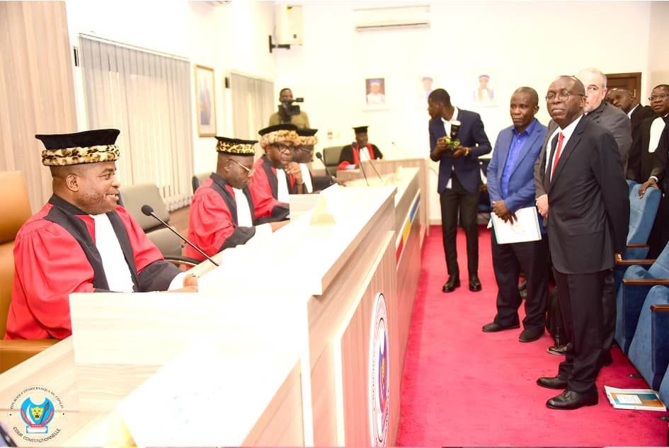 Je réitère avec ferme conviction, mon indéfectible soutien au Professeur Matata Ponyo Mapon, victime d'un procès politique à la Congolaise, après son refus d'adhérer à la famille politique des Anges.
C'est un Homme digne, honnête, rigoureux et discipliné dont les valeurs