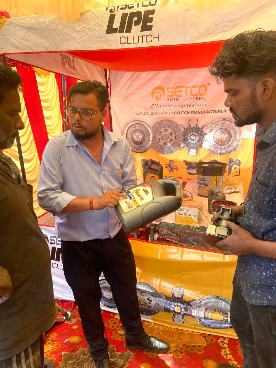 SetcoAutomotive's tweet photo. Corner meet in Ambala, showcasing our top-notch Flywheels, Setcoil Lubricants, Gear Oils, Brake Linings, and Grease. Trusted by mechanics, built for the road!
 
#Setcoautosystems #Truckleaders #Cornermeet #DriveWithSetco #SetcoAlliedProducts #Setcoil https://t.co/jHrrJiO0bu