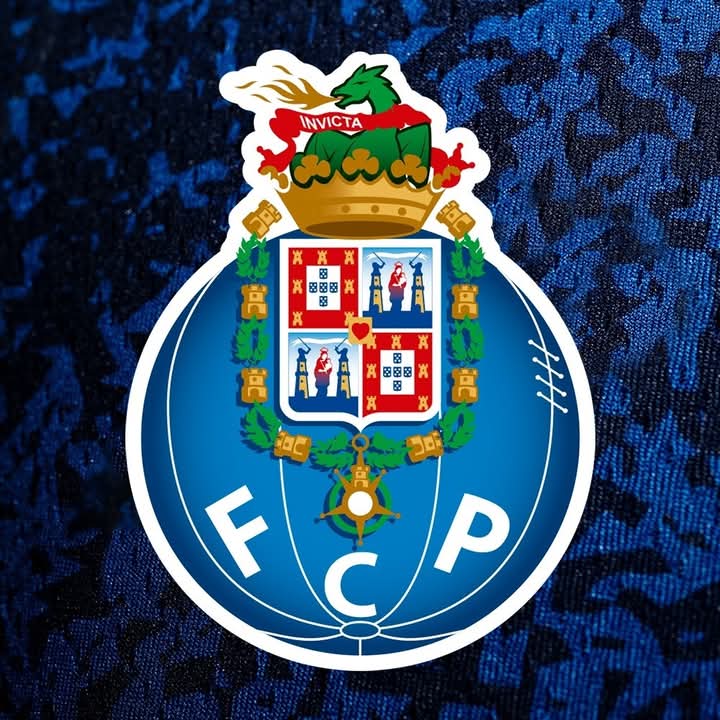 FC Porto sobre o 25 de abril:

"Dia da Liberdade deu início à revolução que virou o futebol português a Norte.

O 25 de Abril de 1974 não foi só o dia em que voltou a haver liberdade em Portugal, foi também o dia em que se lançaram as bases para a revolução no futebol português