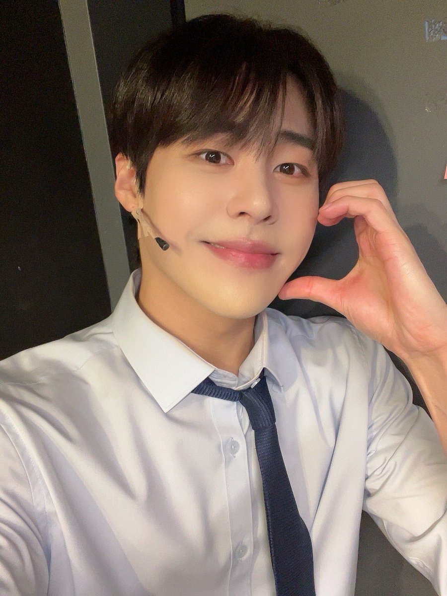 taeho_official's tweet photo. [📸]

챗지피티가 지어준 태호 별명😂
김 물광 피치ㅋㅋㅋ 
태호가 물복숭아 과즙상이긴 하지🍑
우리 태이프는 어떤 별명이 맘에 드나요?

김 정장 요정 하트쏘남 물광 피치 태호는 
오늘 8시 뮤지컬 #6시퇴근 에서 만날 수 있태호🫶🏻

#태호 #Taeho #テホ
#태이프 #taeif https://t.co/1IKN3AkPUk