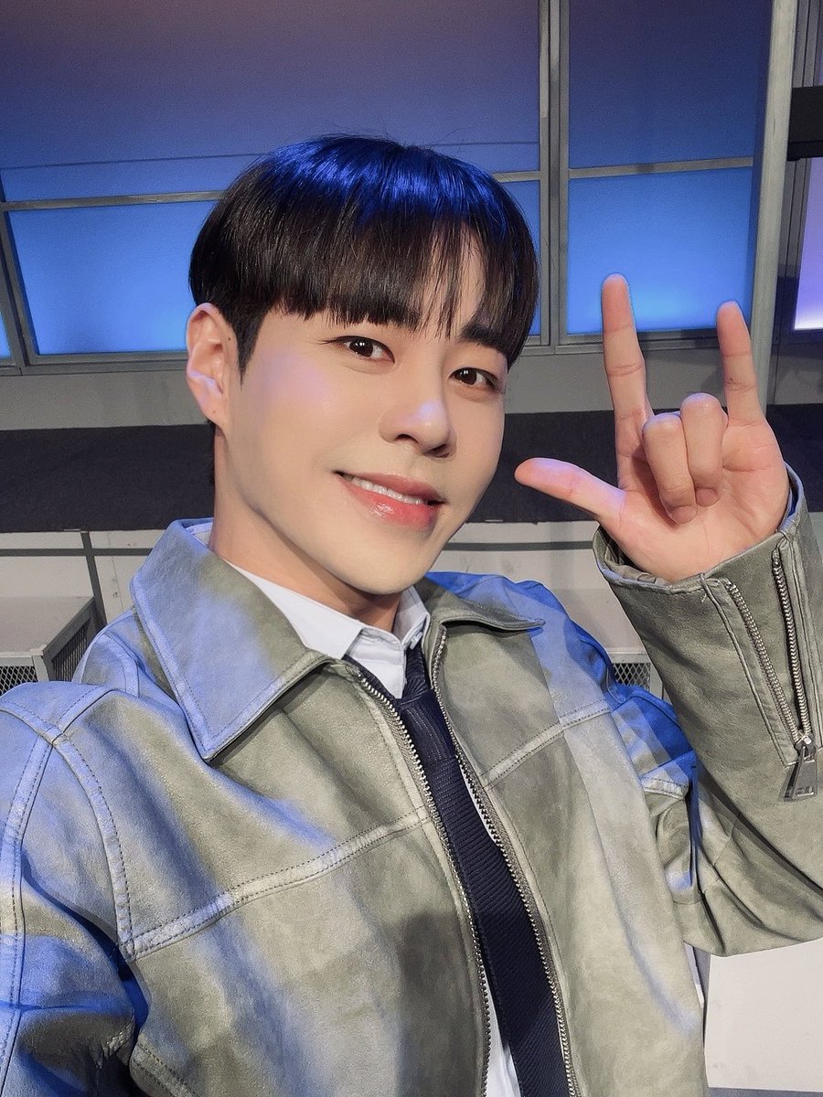 taeho_official's tweet photo. 탷보고 출근 완👦🏻✌🏻
#태호 #taeho #6시퇴근 https://t.co/mdrQSNcAIA