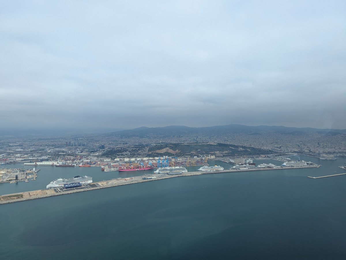 El <a href="/PortdeBarcelona/">Port de Barcelona</a> a tope aquest matí!