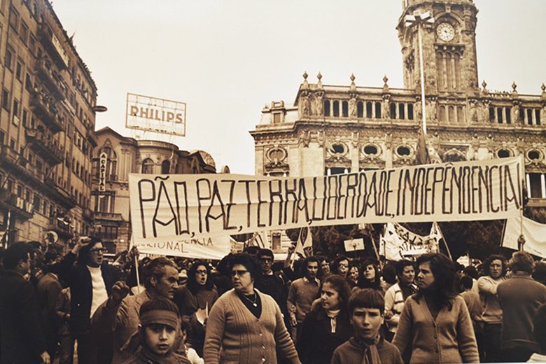 Liberdade sempre, sempre, sempre! 

Igualdade, justiça, esperança, dignidade! 

Fim do medo, vitória do povo!

Viva o 25 de Abril!