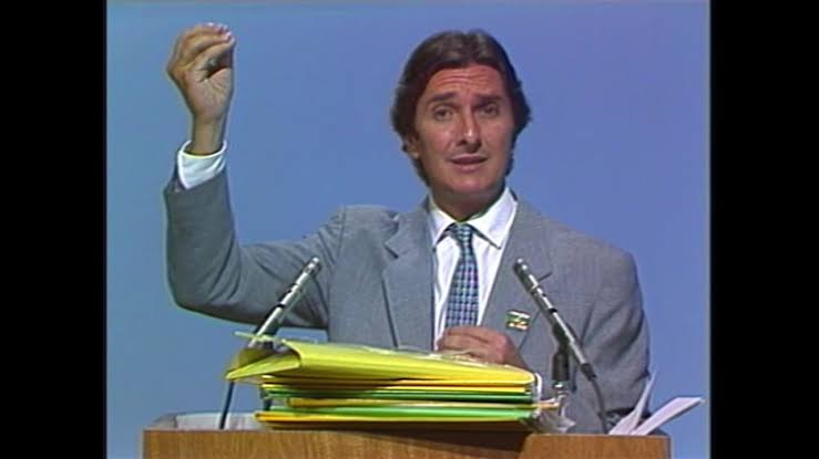 PedroRonchi2's tweet photo. Bolsonarista Fernando Collor foi preso em Alagoas. Em 1989 Collor manipulou debate contra o Lula com ajuda da Globo. Levou várias pastas dizendo que eram processos contra o Lula, mas estavam vazias. Desde sempre a direita vive de fakes porque sem fakes eles morrem politicamente. https://t.co/3UqWqKDngJ