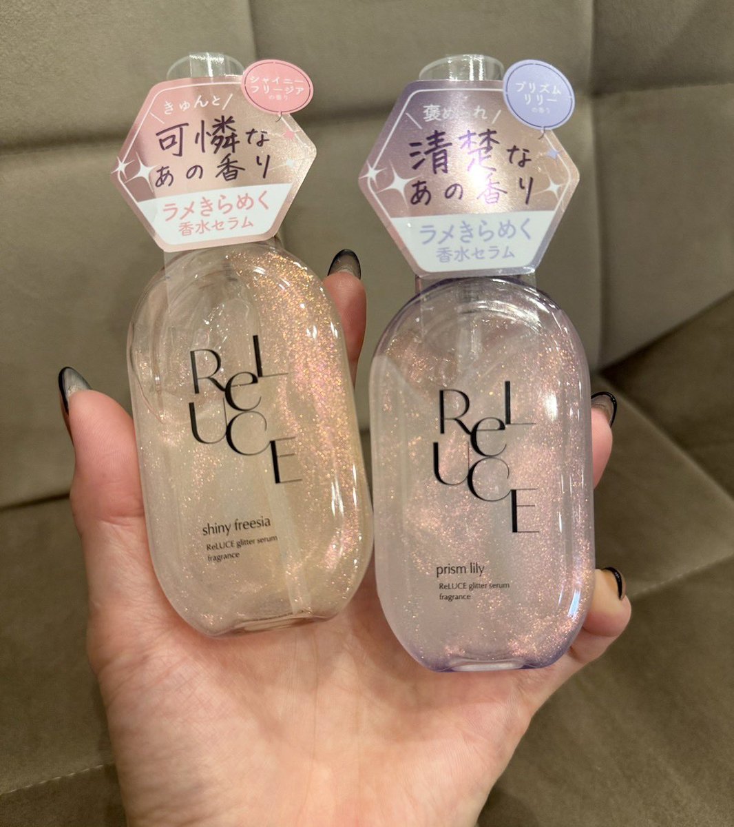poyoo_yoo's tweet photo. ラメ感が可愛すぎて持ってるだけでテンション上がるリルーチェ、
首元にふわっと香らせたくて試したら安いのに某高級フレグランスに似ててびっくり🥹、
しかもキラキラが夜まで続くの強すぎん?お肌がめちゃくちゃキレイに見えるし、
朝つけると一日中自信もてるやつ。
(PR)#reluce #リルーチェ https://t.co/RWbRG4bBOq