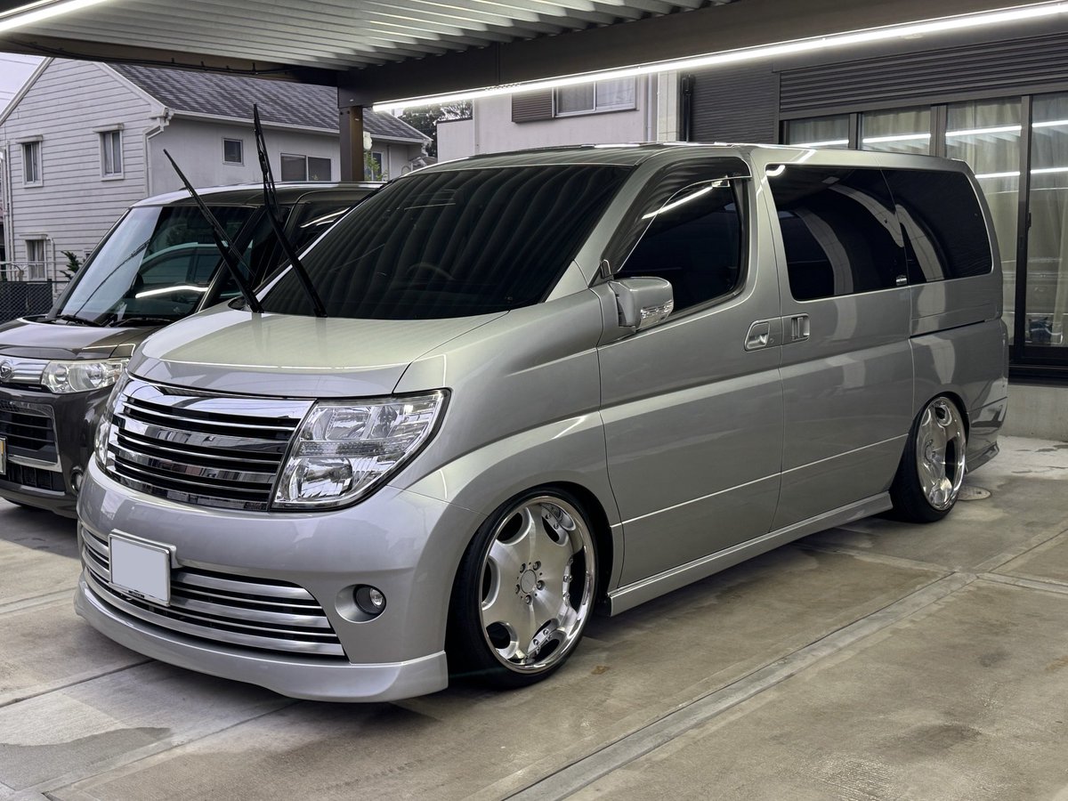 H2AJ__'s tweet photo. 放置車両だから花粉にやられ過ぎて乗ってないのに何回も洗車しよる。
気分的にロリンザーからまたシャレンに戻し
相変わらずクソ重すぎるこのホイール。
リム深いから割とお気に入り👌
やっぱこっちの方が下品でよろしい👍 https://t.co/vI35T6MNB5
