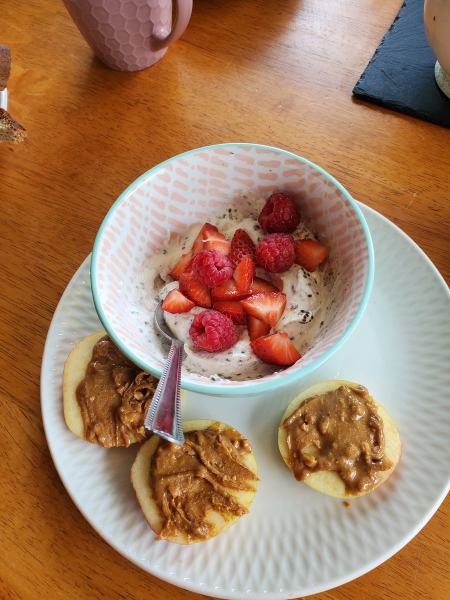 bealach9239's tweet photo. We have grown up brainwashed by marketing that tell us Cereal is healthy, essential and 1 of our 5 a day. And must not be skipped.

In reality a late breakfast is much much healthier for us to extend our nighttime fasting window. https://t.co/CPUD50R3kj
