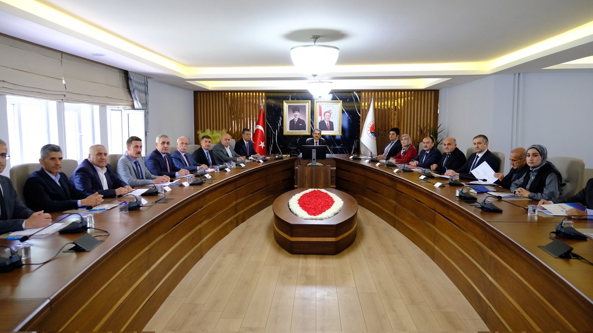 SirnakValiligi's tweet photo. Valimiz Birol Ekici başkanlığında, İl İstihdam ve Mesleki Eğitim Kurulları 2025 yılı 2. Olağan Toplantısı gerçekleştirdi. 

Toplantıda, ilimizde istihdamın artırılması ve mesleki eğitimin güçlendirilmesine yönelik çalışmalar ele alındı.

📍Valilik Toplantı Salonu https://t.co/EESrWZJOJC